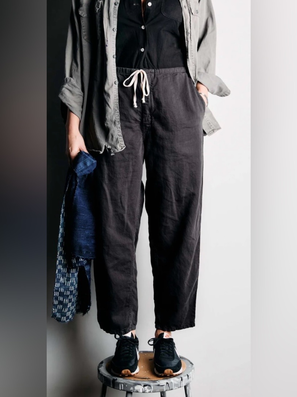 Imogene + Willie- the lounge pant in faded black - Picture 2 of 12